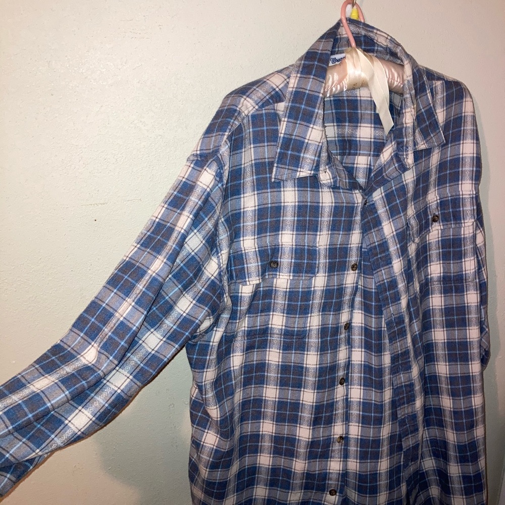 Wrangler flannel long sleeve. Worn only twice, been hanging in the closet.